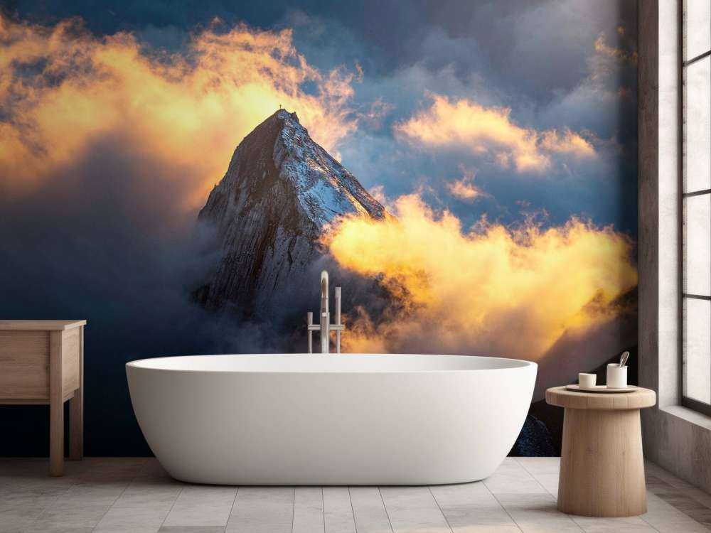 Sommet de montagne dans une mer de nuages ardents