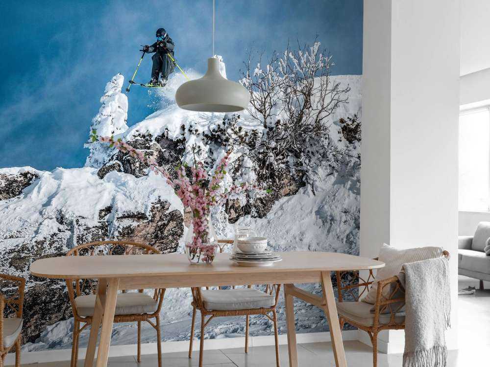 Freestyle skieur dans un monde montagneux enneigé.