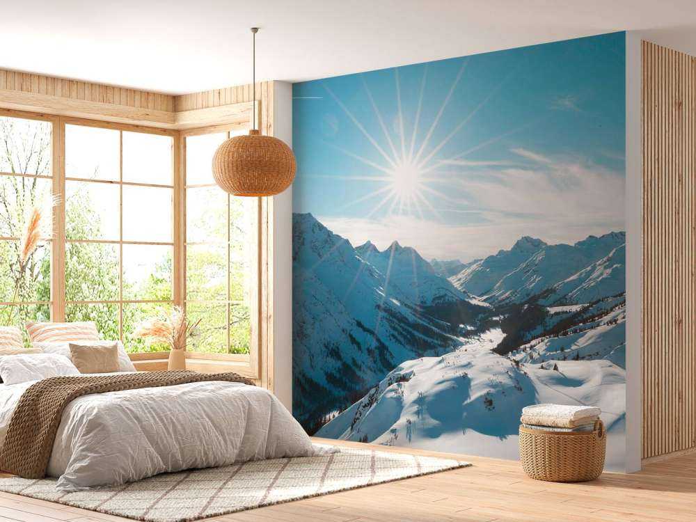 Soleil d'hiver clair au-dessus de la vallée alpine