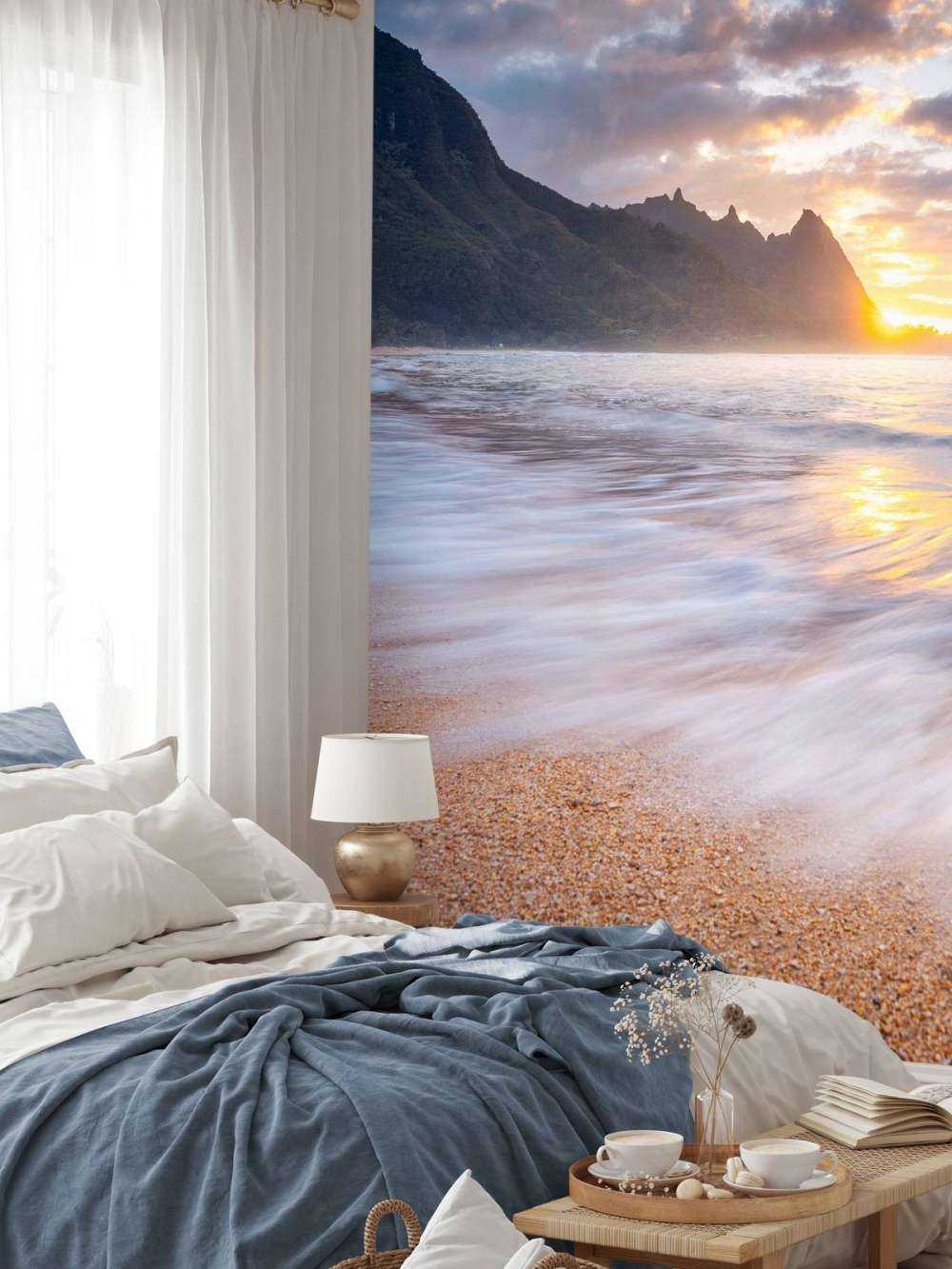 Soleil d'or sur une plage tropicale