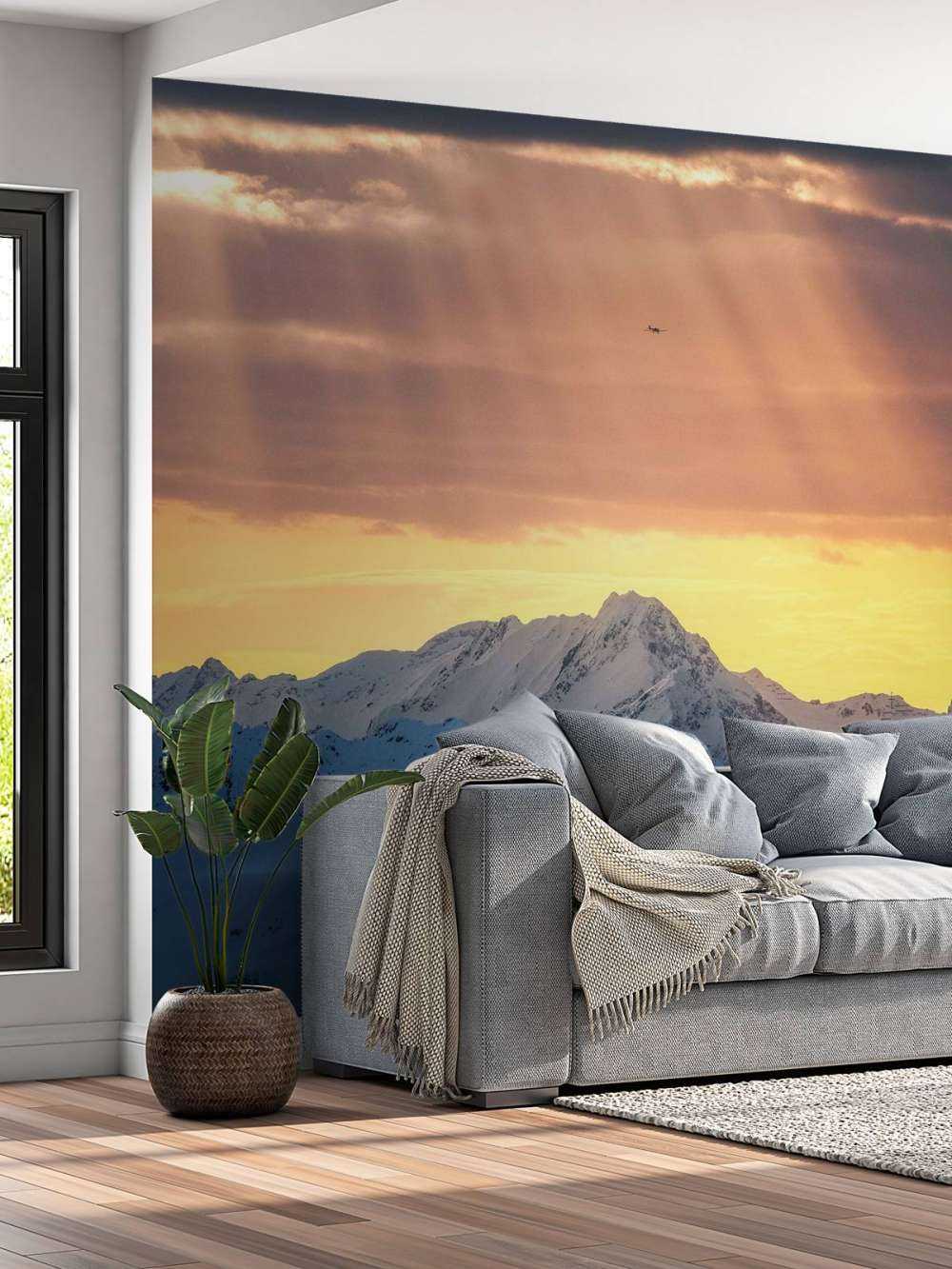 Rayons de soleil au-dessus des sommets enneigés