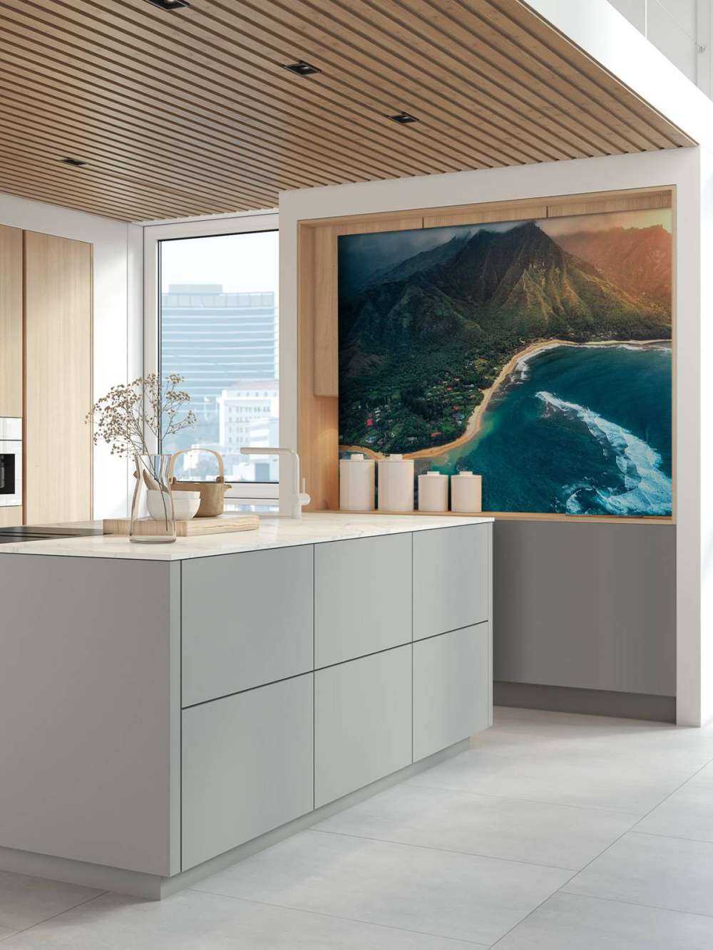 Littoral tropical sous un ciel menaçant.