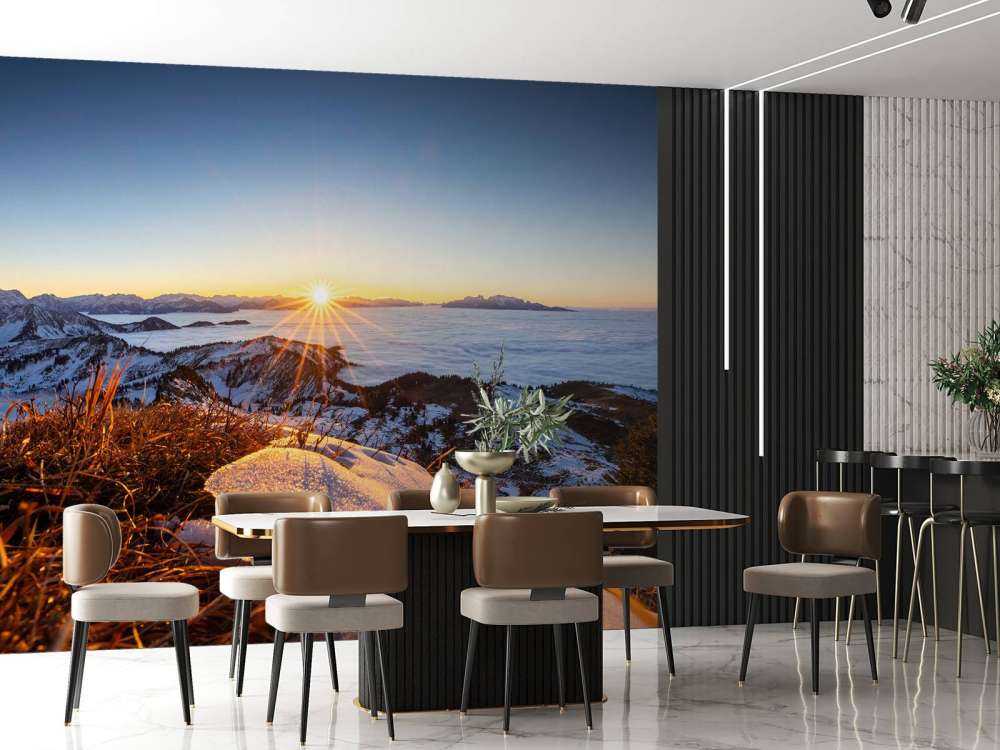 Lever de soleil au-dessus d'une prairie de montagne en hiver