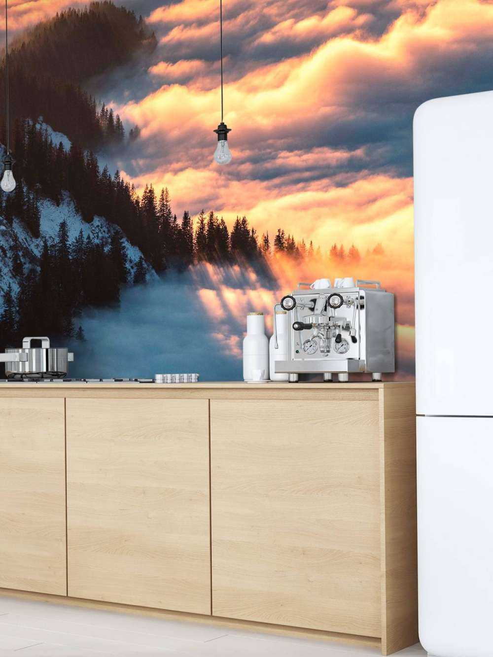 Lueur du matin sur une forêt de montagne brumeuse