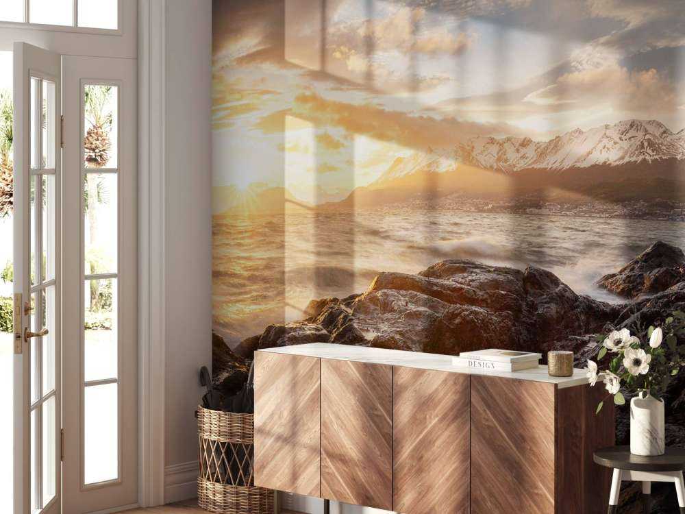 Coucher de soleil doré sur la côte montagneuse