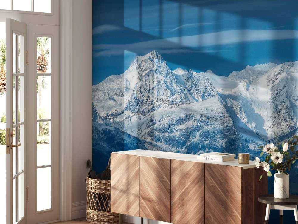 Lumière d'hiver sur les sommets alpins.