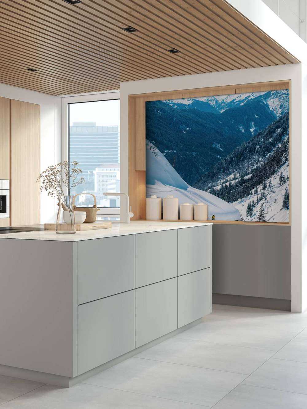 Les sommets alpins d'un bleu profond dans la neige hivernale.