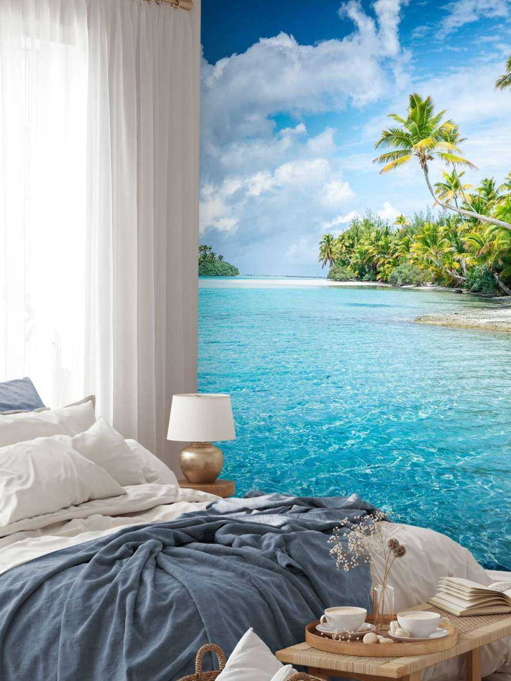 Plage tropicale claire avec des palmiers