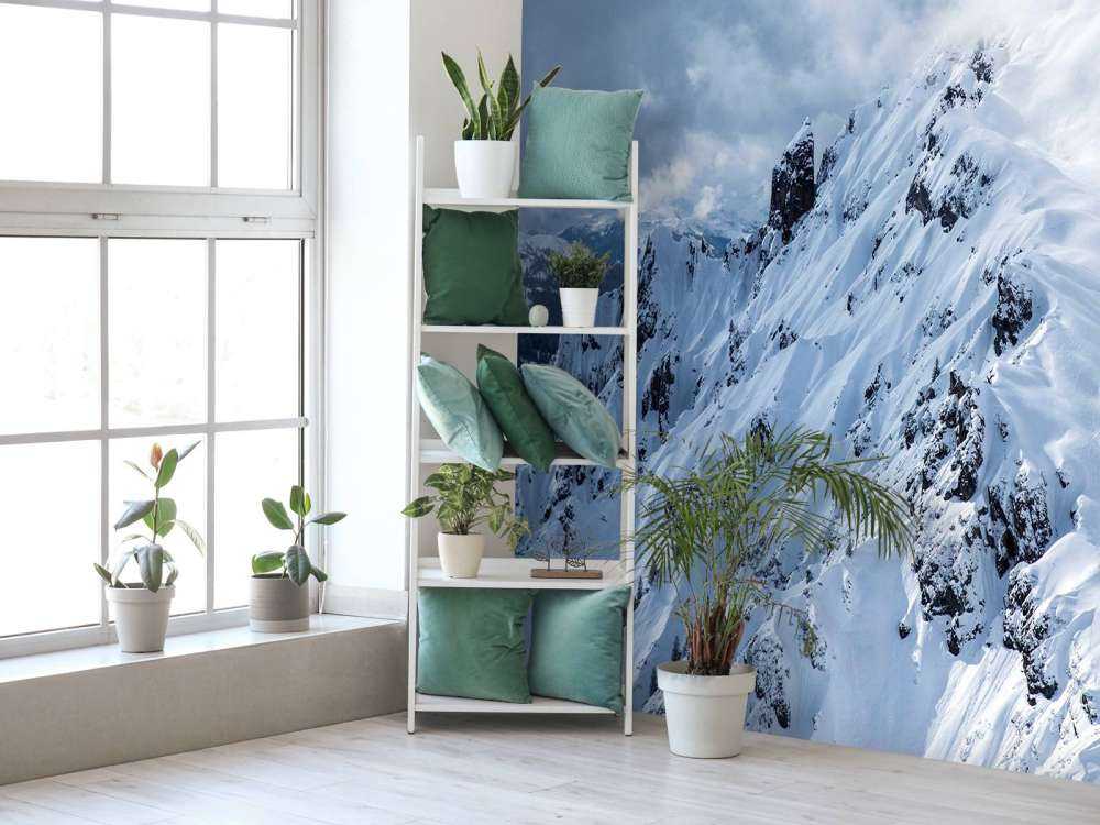 Traces profondes dans une pente enneigée silencieuse.