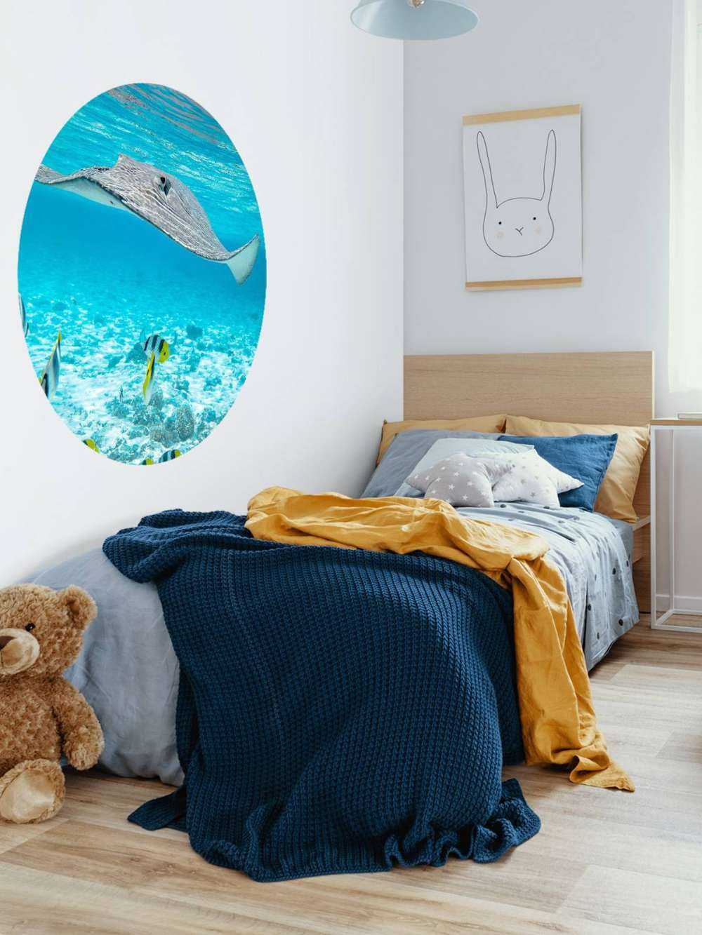 Pastenague parmi les poissons coralliens