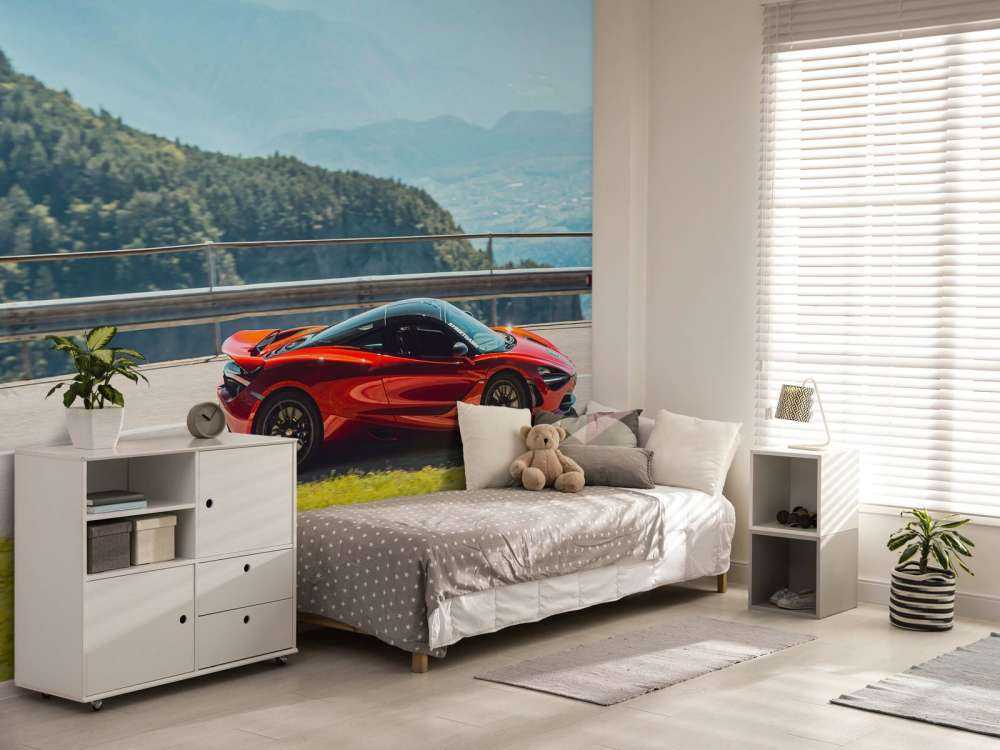 Conduisant à travers un panorama montagneux