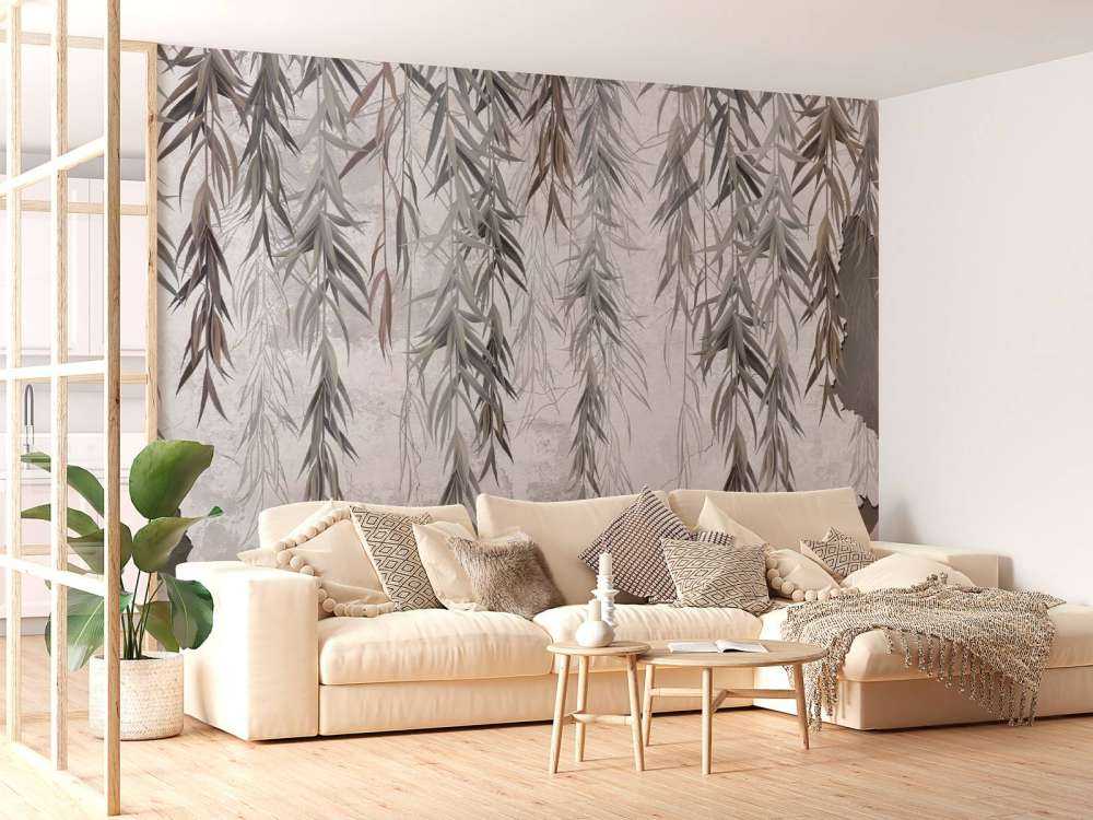 Branches suspendues sur un mur en béton