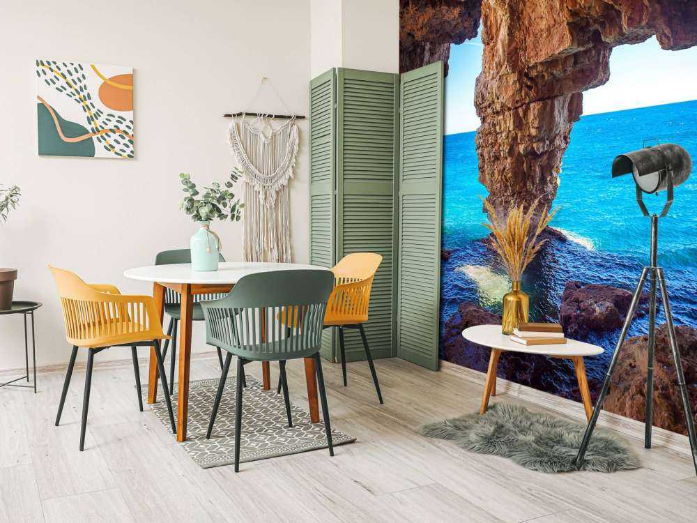 Grotte au-dessus de la mer