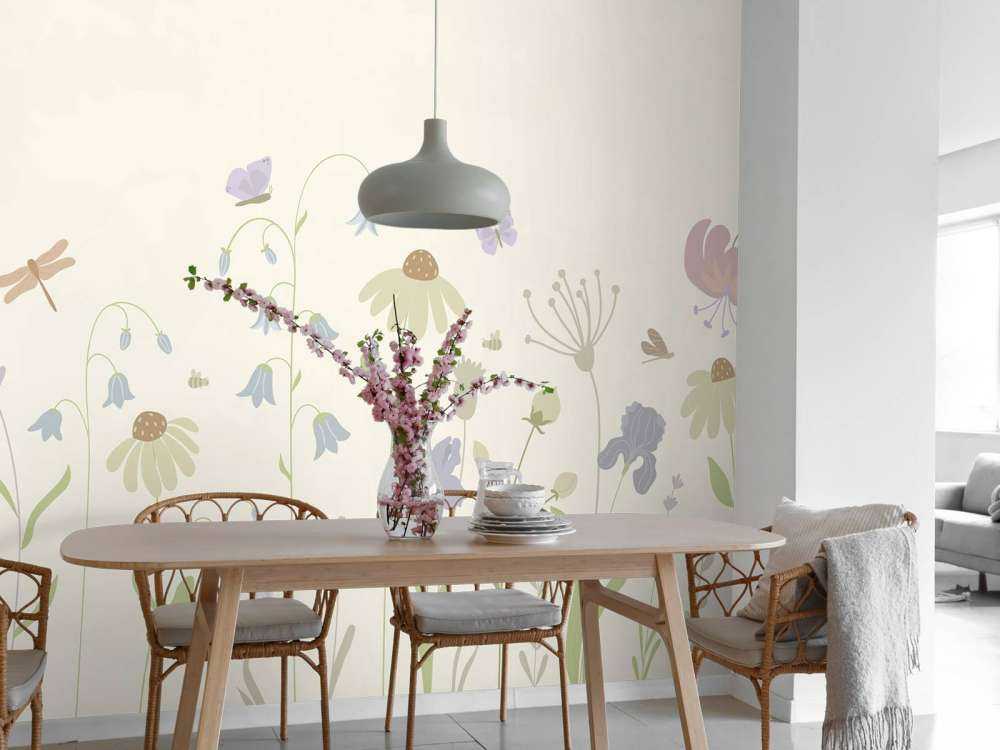 Champ de fleurs en hauteur avec papillons beige, vieux rose, vert et lilas