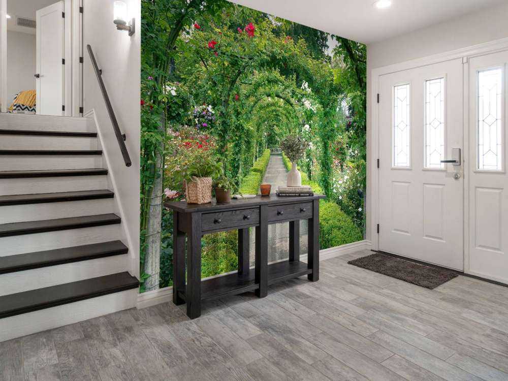 Chemin à travers la roseraie