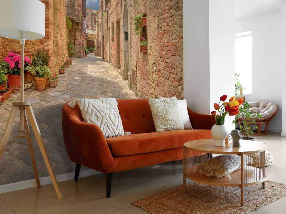 Rue italienne avec des plantes et des fleurs