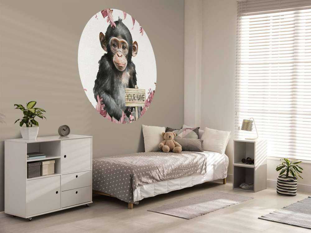 Bébé chimpanzé dans la jungle rose