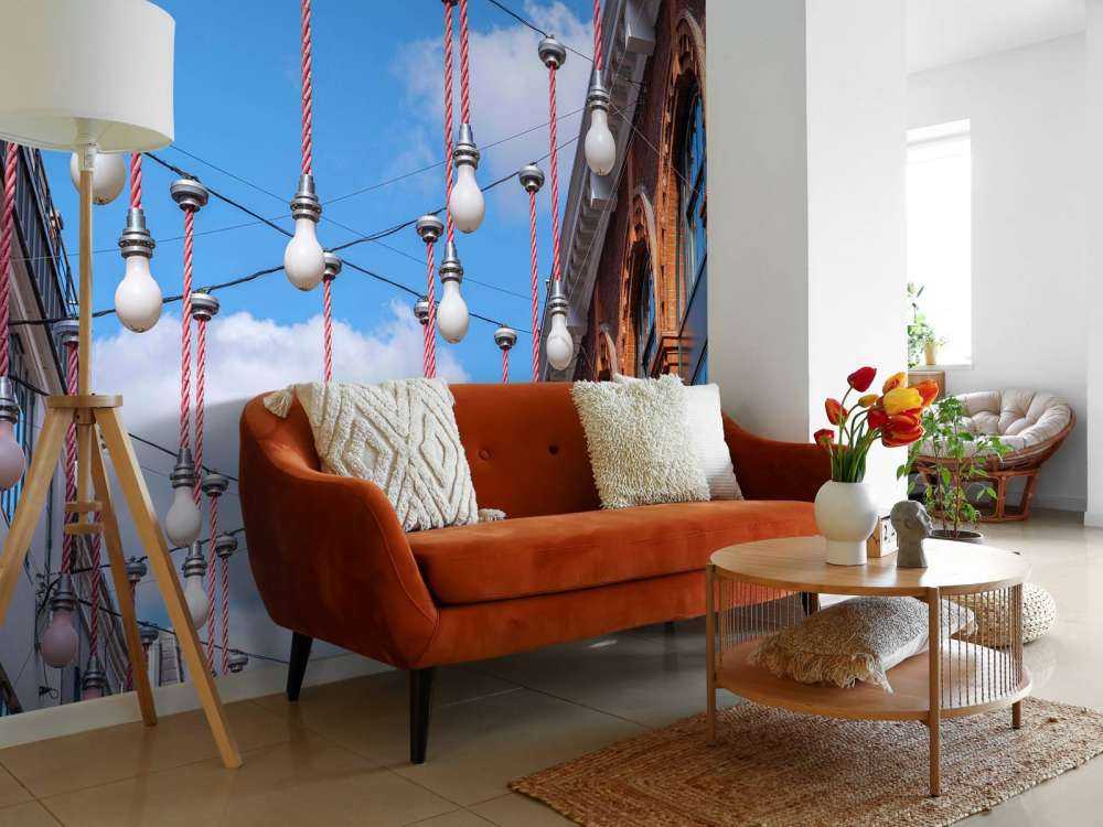 Ampoules lumineuses suspendues le long des bâtiments pour les décorations de Noël, Londres.