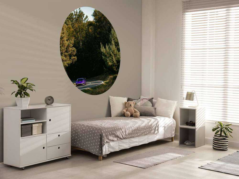 Lamborghini Huracán violette dans un paysage forestier