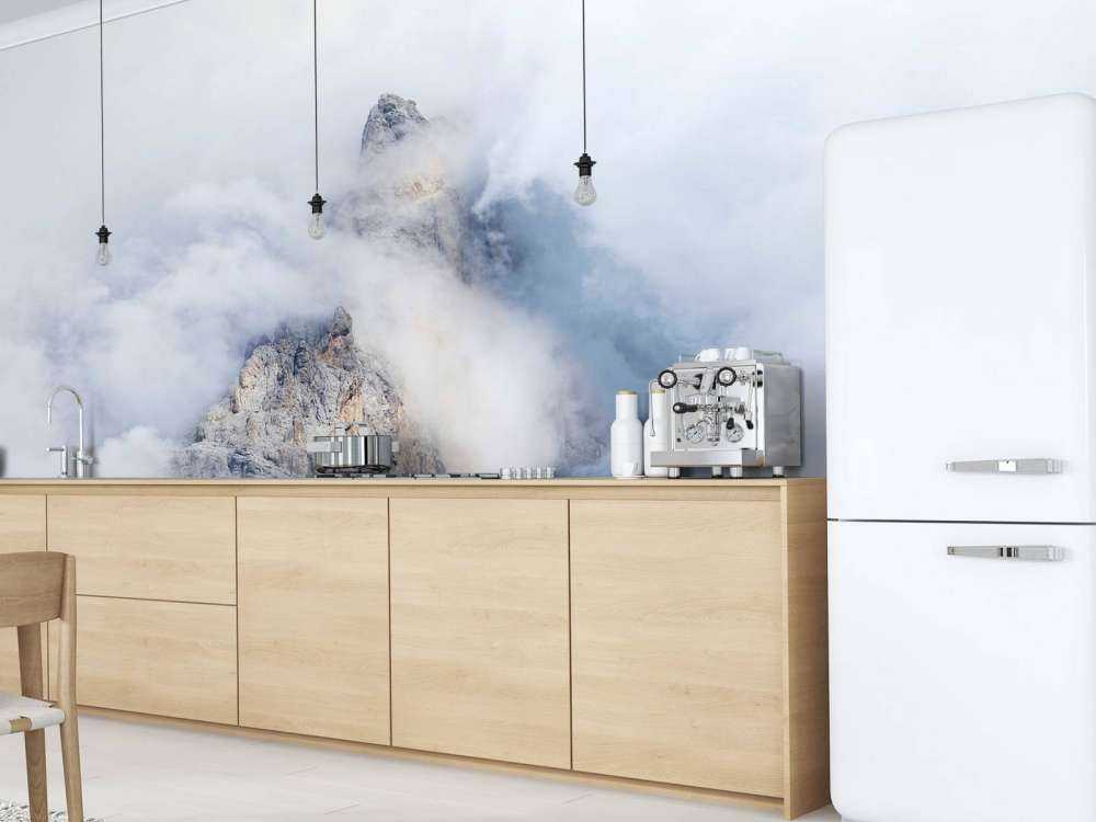 Cimes de montagne cachées dans le brouillard