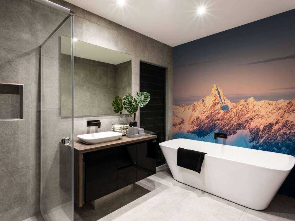 Lumière du soir sur les sommets enneigés.