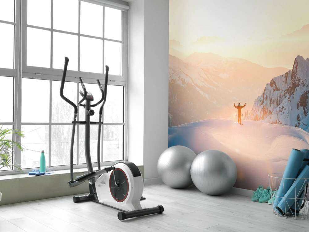 Lever de soleil au-dessus des sommets des montagnes.