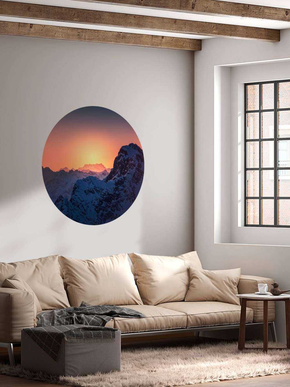 Sommet enneigé au lever du soleil ardent