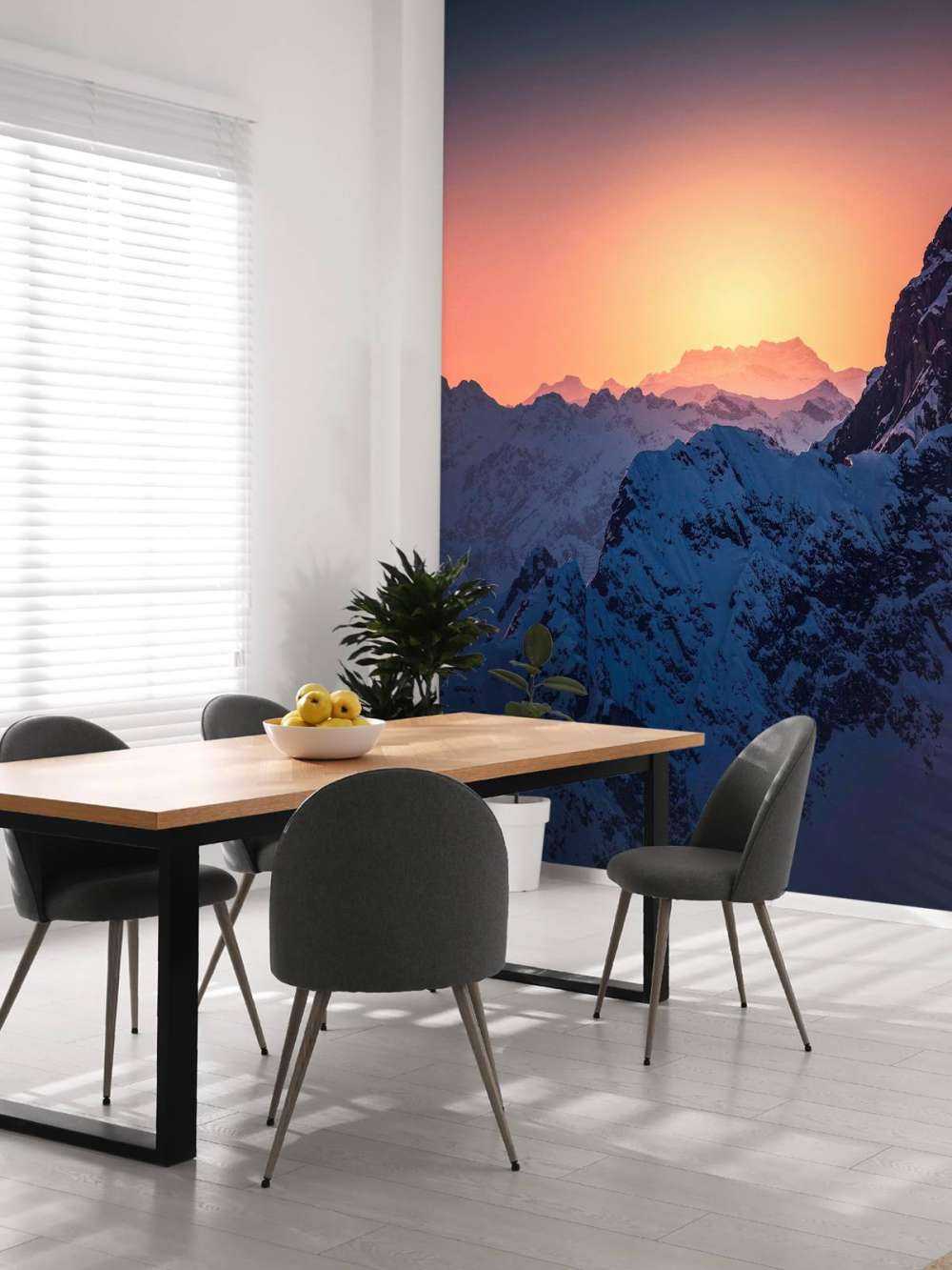 Sommet enneigé au lever du soleil ardent