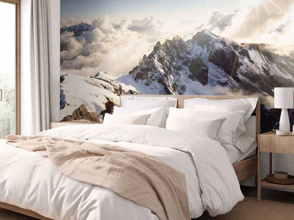 Lumière du soleil sur une crête enneigée