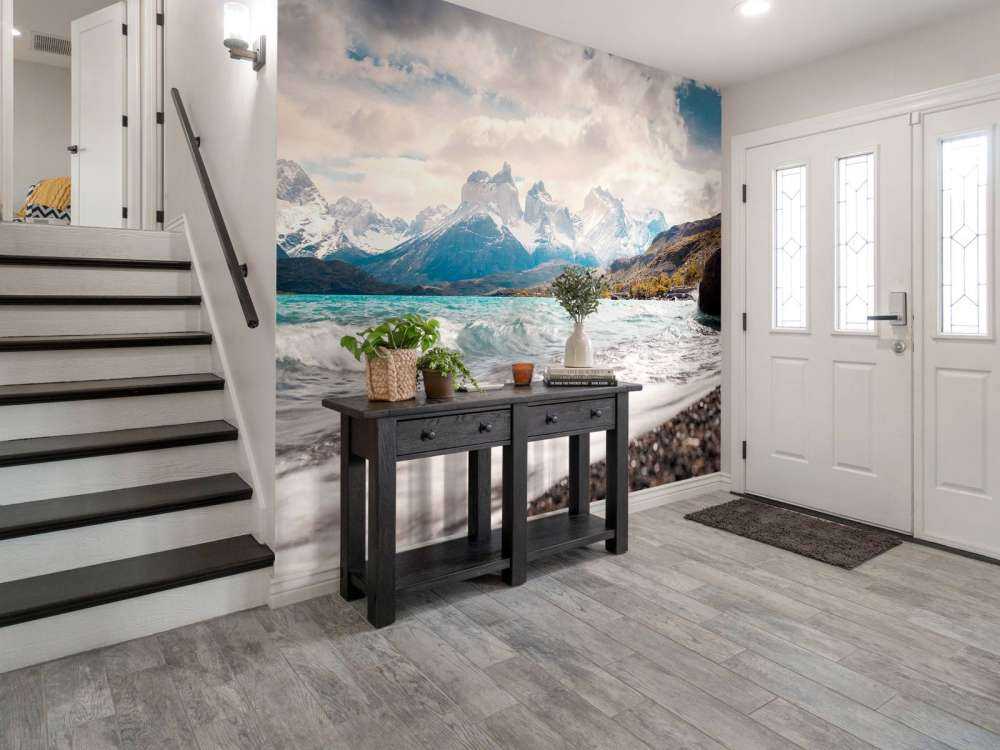 Lac de montagne turquoise avec une côte ondulante