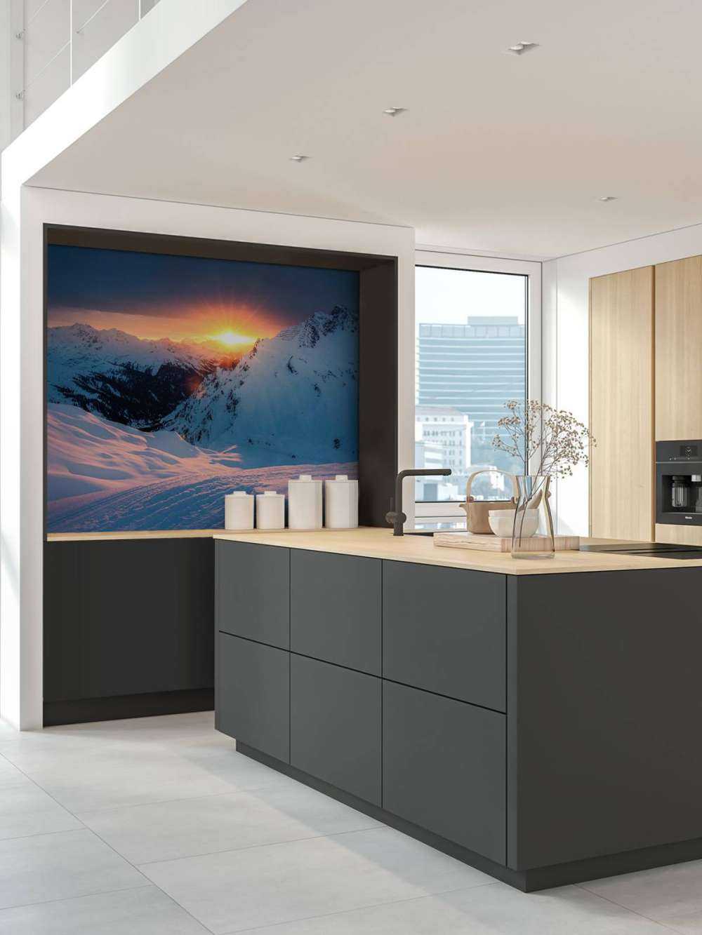 Coucher de soleil sur les sommets enneigés des Alpes.