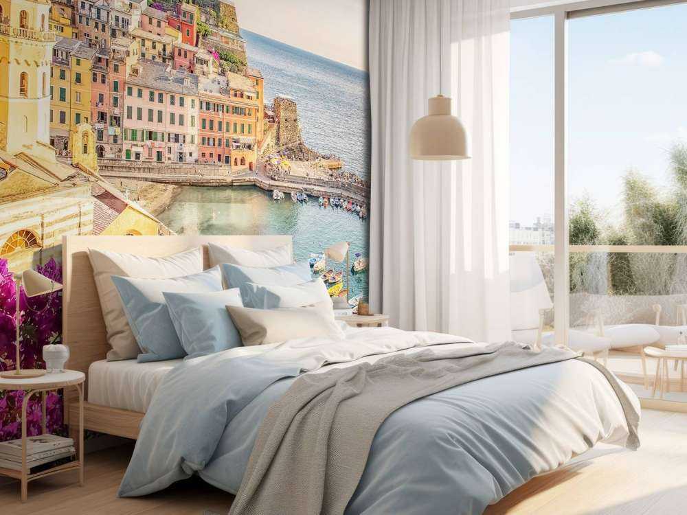 Lumière d'été sur une ville portuaire colorée