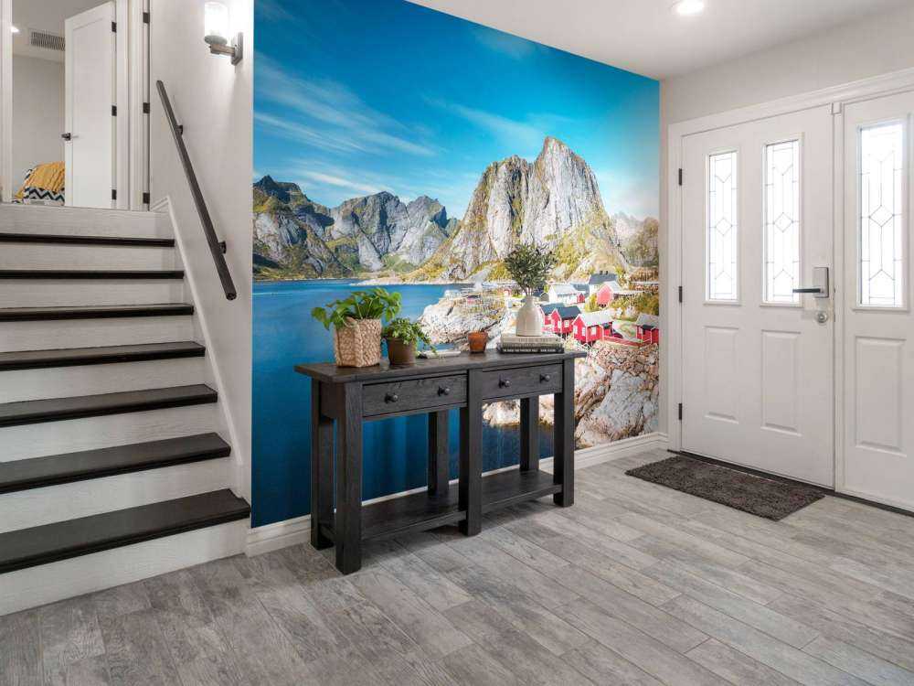 Maisons de pêcheurs rouges au fjord norvégien.