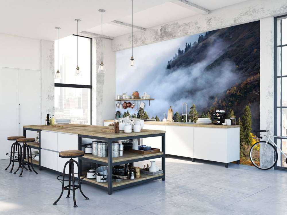 Matin d'automne dans la forêt de montagne brumeuse