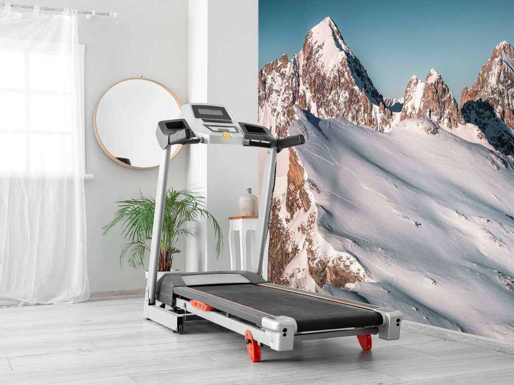 Lumière de lune sur les sommets enneigés des Alpes