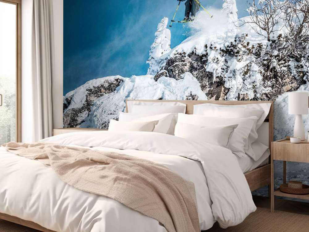 Freestyle skieur dans un monde montagneux enneigé.