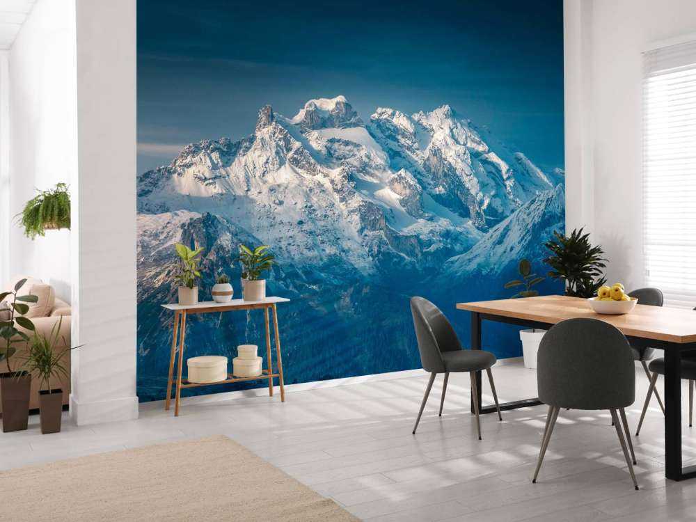 Lumière de cristal sur des sommets enneigés