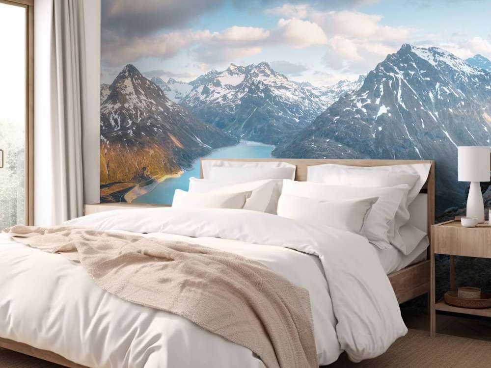 Vue sur un lac alpin au coucher du soleil