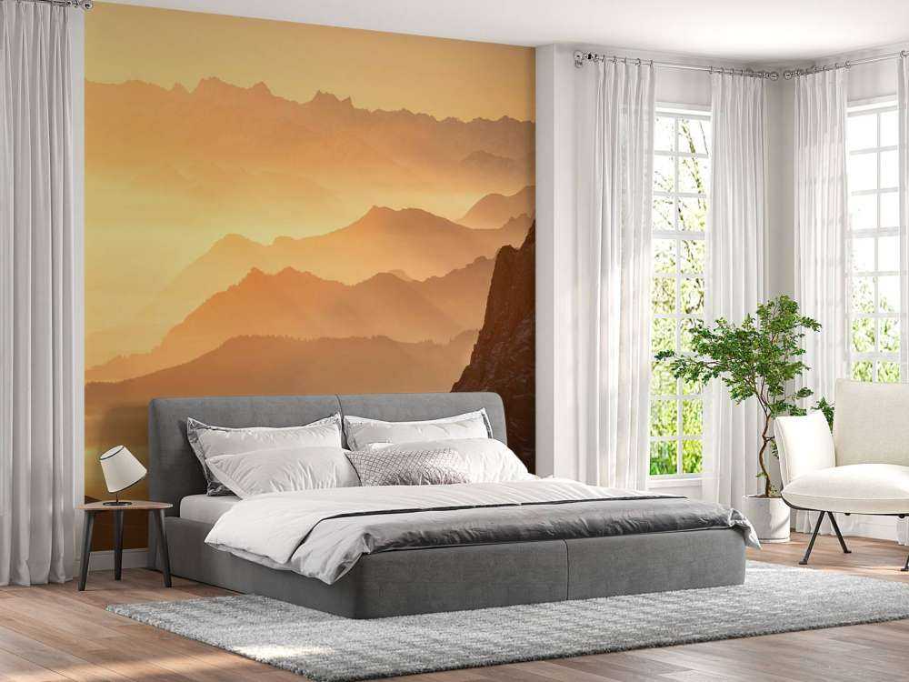 Éclat doré sur les couches de montagnes