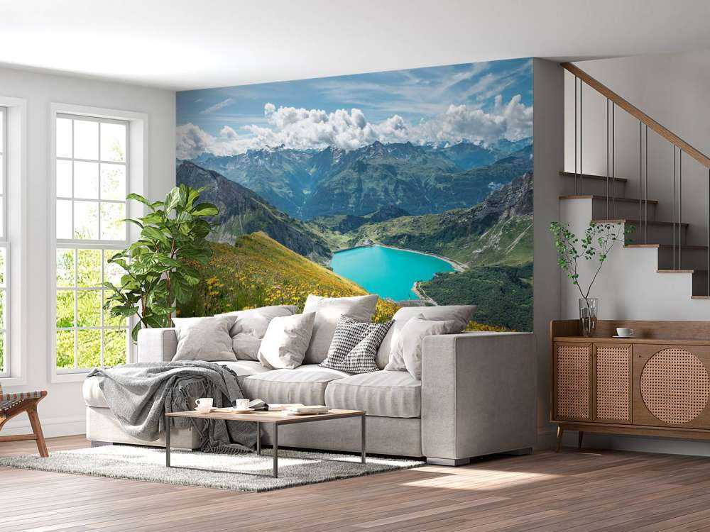 Champ de fleurs au-dessus d'un lac de montagne turquoise