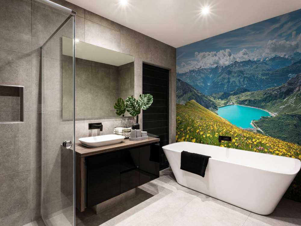 Champ de fleurs au-dessus d'un lac de montagne turquoise