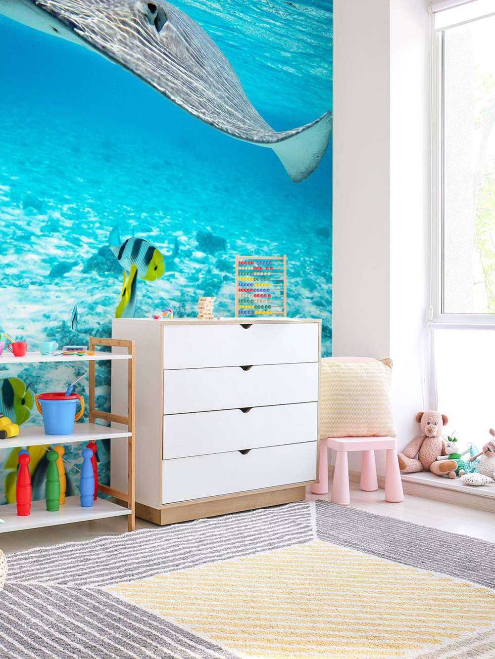 Pastenague parmi les poissons coralliens