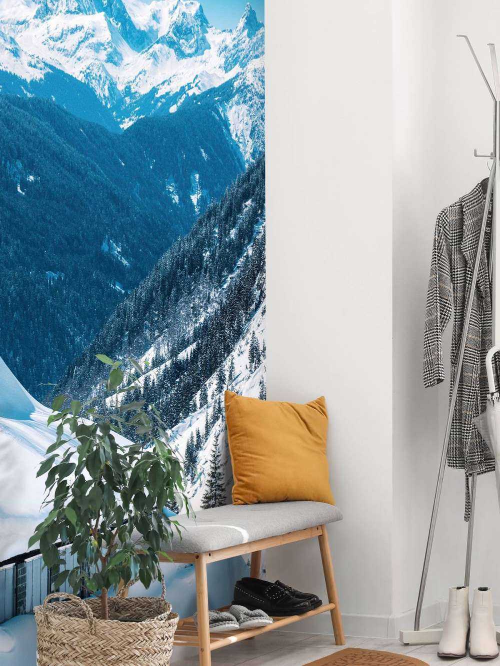 Les sommets alpins d'un bleu profond dans la neige hivernale.