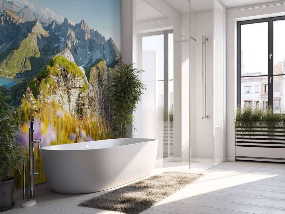 Sommets alpins estivaux avec des fleurs