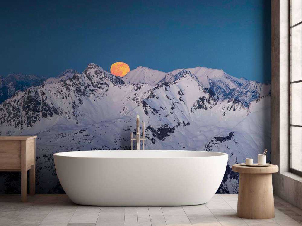 Pleine lune au-dessus des sommets alpins