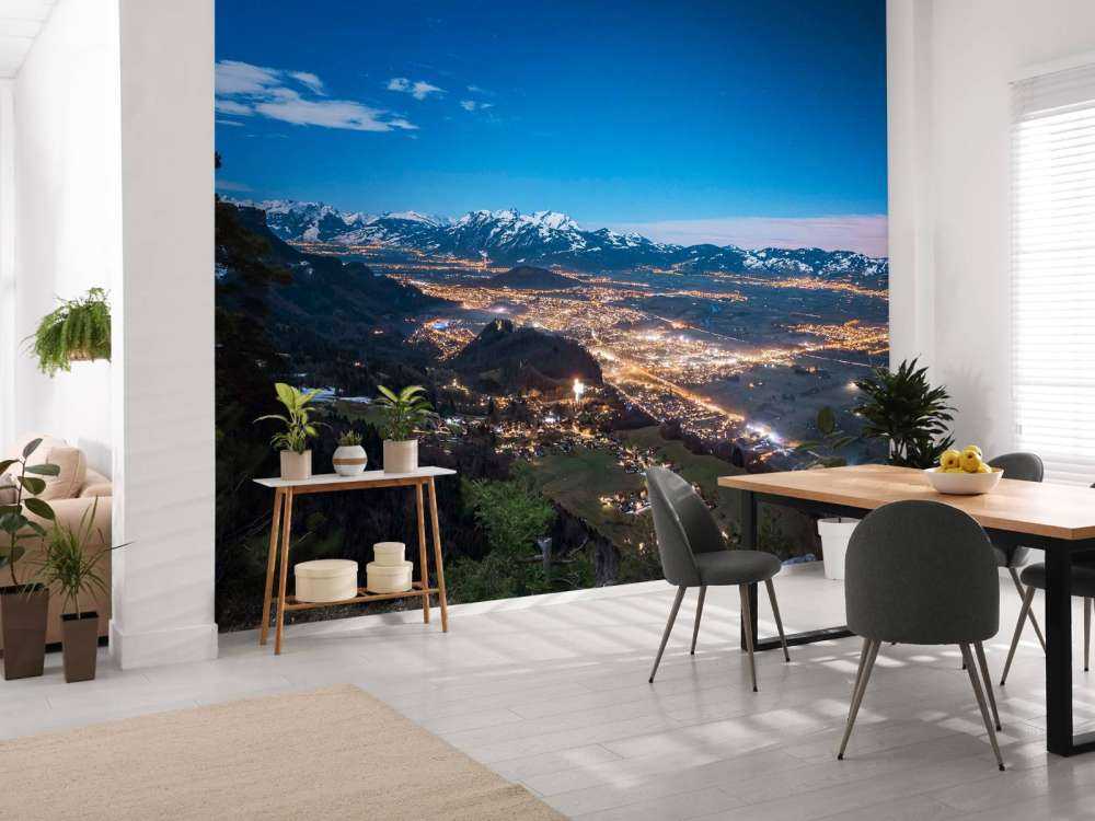 Vision nocturne sur la ville de la vallée alpine