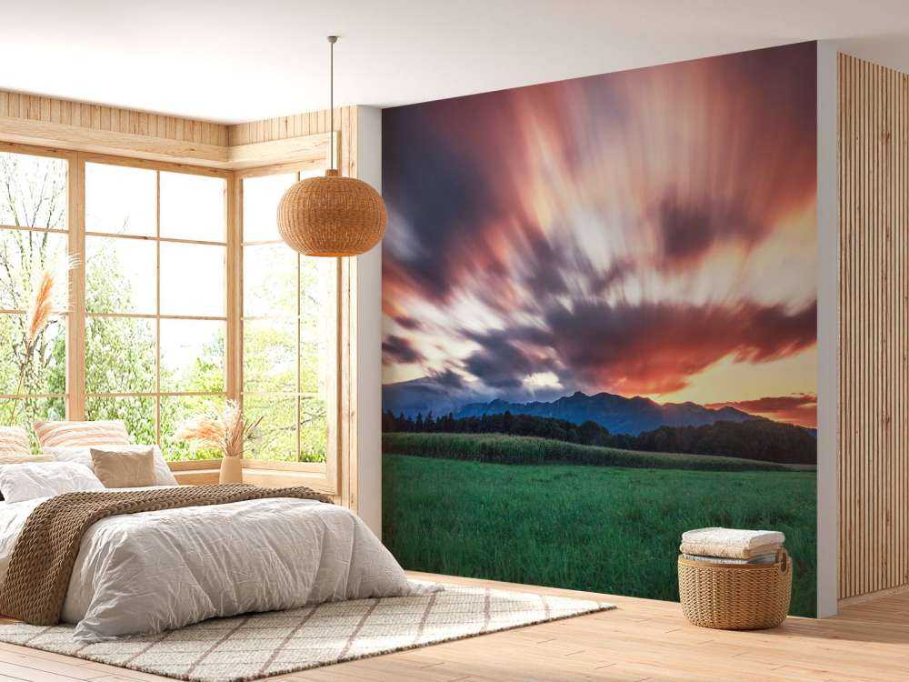 Coucher de soleil au-dessus de la plaine verte