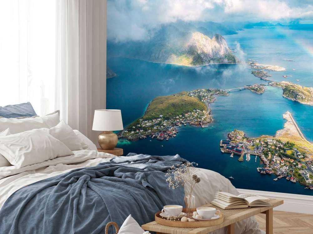 Lumière arc-en-ciel au-dessus de la côte des fjords