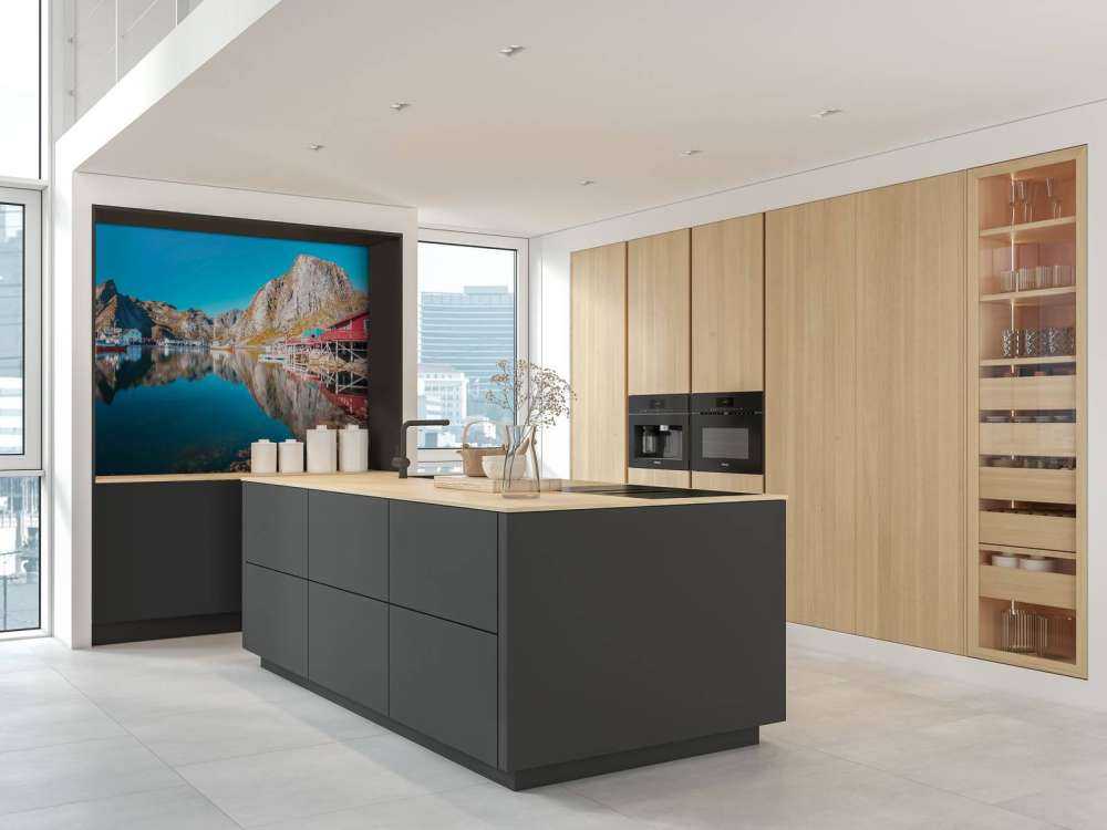 Maisons rouges au bord de l'eau du fjord