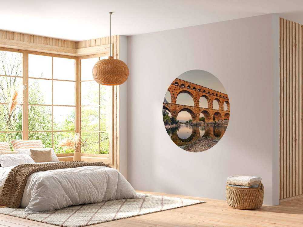 Arches de pierre au-dessus d'une rivière calme